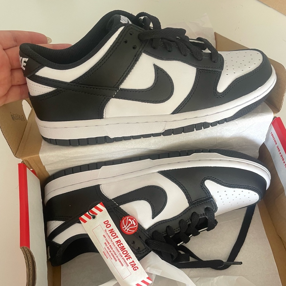 NWT Nike Dunk Panda GS size 5 in youth or 7 in women